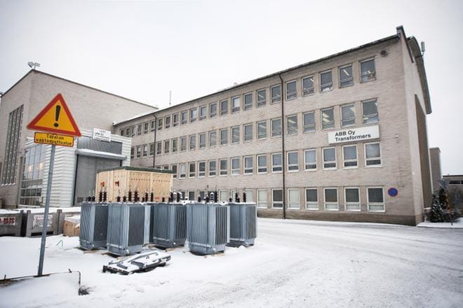 ABB:n muuntajatehtaalla Strömbergin puistotiellä Vaasassa oli perjantaina hiljaista. ABB:n muuntajabisnes työllistää Vaasassa ja maailmalla 17 000 henkilöä yli kolmessakymmenessä maassa. KUVA: JARNO PELLINEN