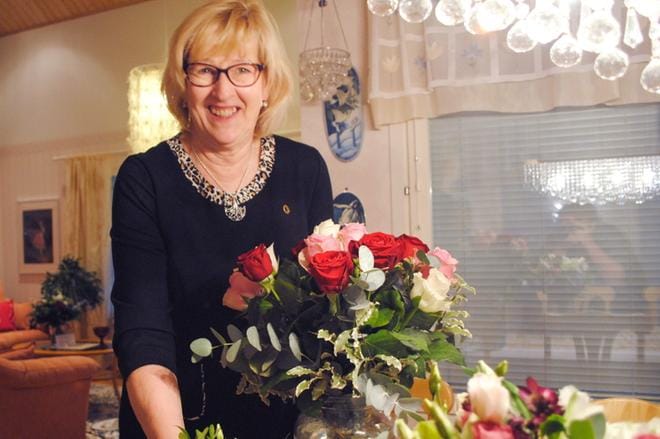 Kukat tuoksuvat Birgitta Rajalan kotona. Hän sai niitä lähtökahvitilaisuudessaan paljon. KUVA: EEVA-LIISA KULJU