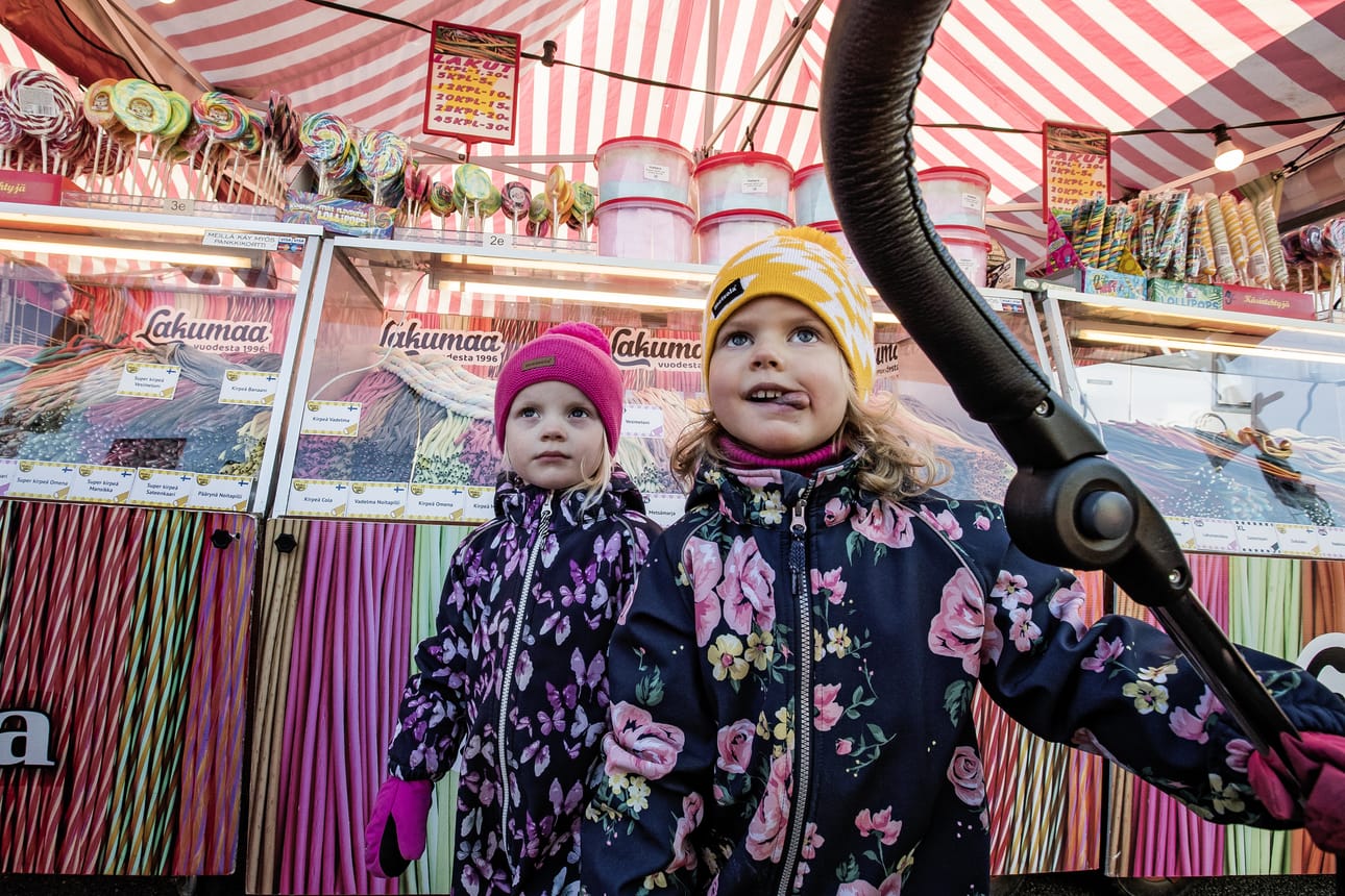 Ella ja Venla odottavat innolla pääsyä maistelemaan monenkirjavia lakuja.