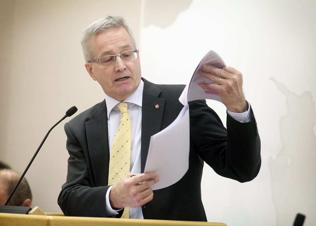 Kaupunginjohtaja Matti Pennanen antaa esityksensä Oulun ensi vuoden budjetiksi.