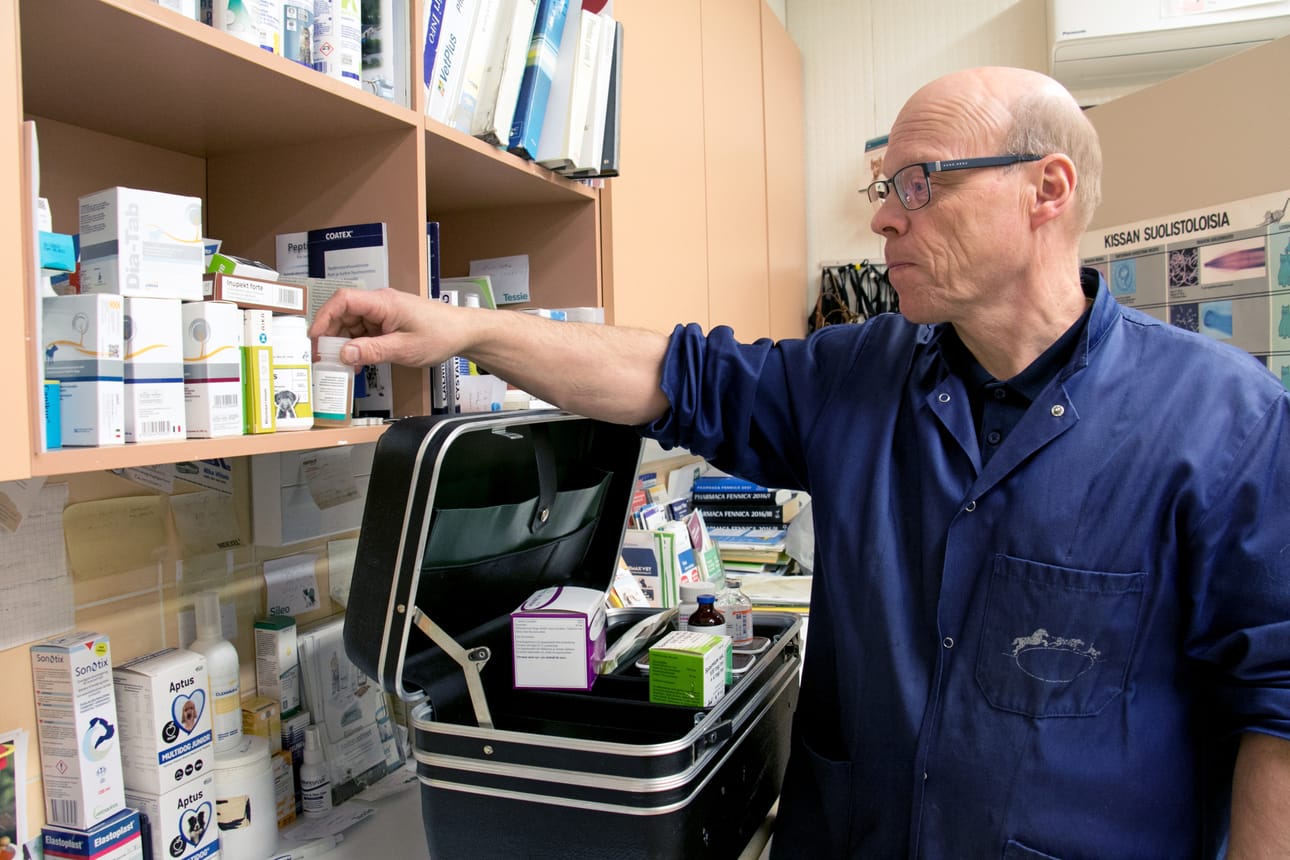Lääkelaukku ja eläinlääkäri Arto Kangasniemi ovat tuttu näky monella maatilalla.