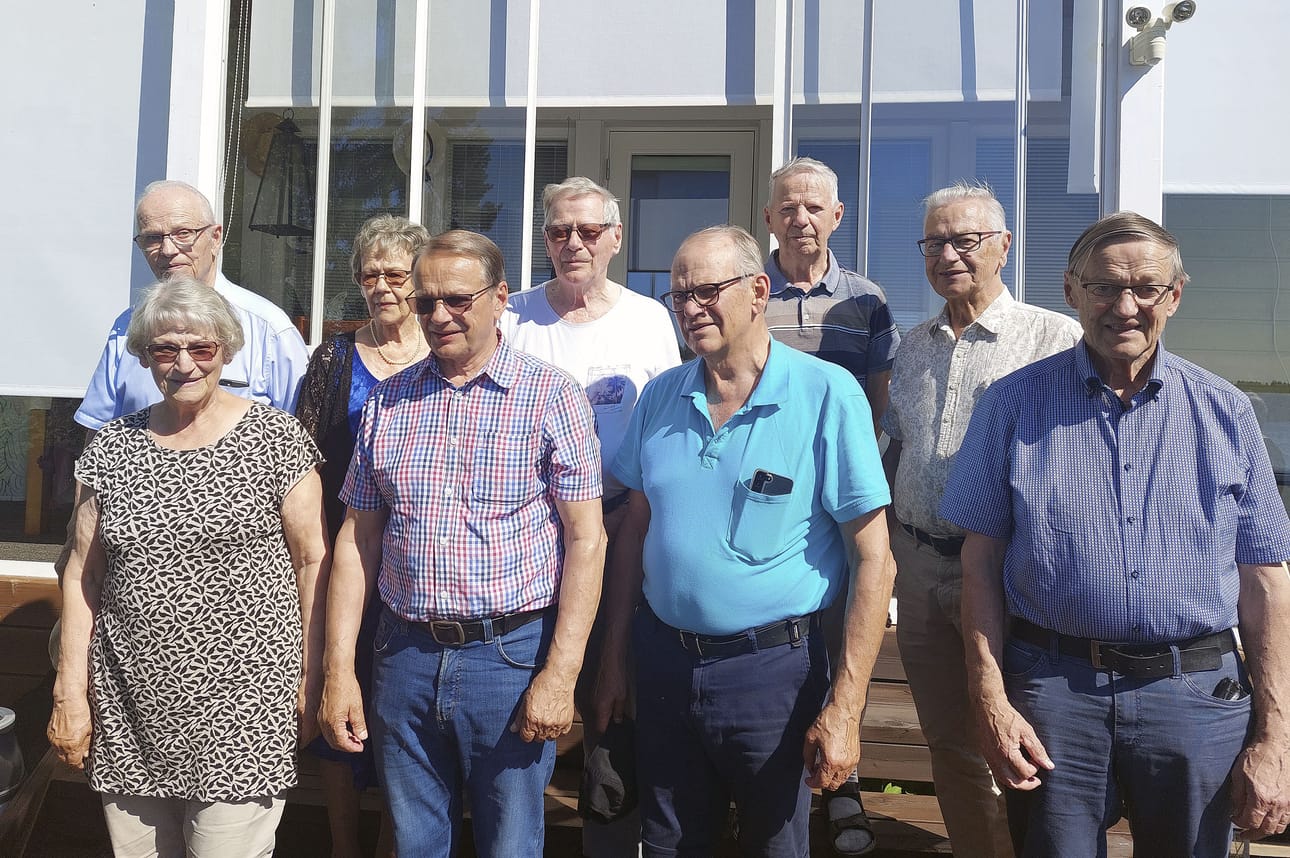 Haapavedellä syntyneet Pitkälän sisarukset kokoontuivat Jyväskylässä. Nimet vanhimmasta nuorimpaan: Mauno 90 v, Helli 88 v, Väinö 86 v, Eero 84 v, Juhani 82 v, Sisko 79 v, Reijo 77 v, Veikko 75 v, Alpo 73 v.