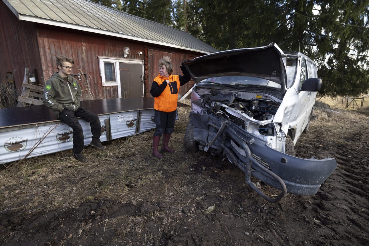 Ville Kontoniemi ja Mervi Varpula näyttävät vaurioita, jotka kertovat törmäyksen voimasta. Kontoniemi kertoo, että varas otti vauhtia ja kiihdytti sen jälkeen kaasu pohjassa heitä kohti.