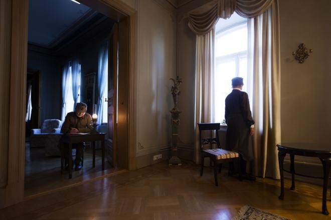 Sodan tapahtumat näyttäytyvät salonkiteatterin näytelmässä aitojen kirjeiden kautta. Marcus (Harry Huhta) kirjoittaa kirjettä rintamalta Gunni Rewellille (Airi Ropponen-Lindroos). KUVA: JARNO PELLINEN