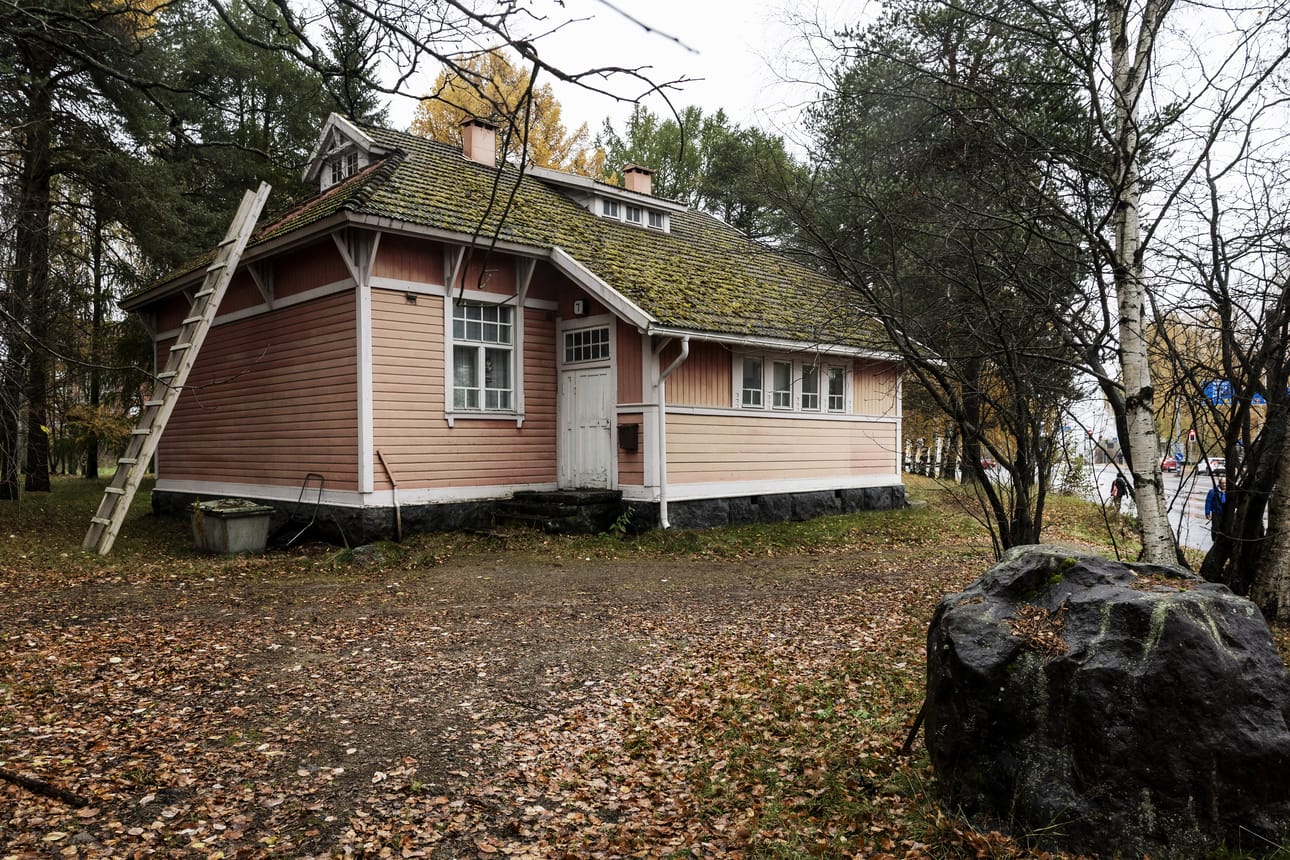 Rautatieläisten talo on rakennettu vuonna 1910. Talo sai uuden omistajan huutokaupassa kaksi vuotta sitten.
