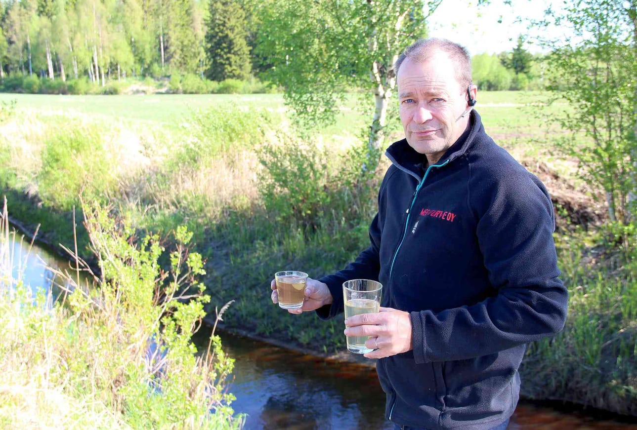 Hannu Isokääntä mittasi turvesuolta tulleen, kirkkaamman veden ph:ksi kuusi, joka on hyvä tulos. Pienemmässä lasissa on turvesuon vesien yläpuolelta eli pelto- ja metsäojista otettua vettä.