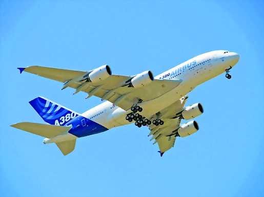 Vihreä jättiläinen. Airbus A380-koneen neljän moottorin lentoonlähtötehovastaa 3 500 henkilöauton puhtia.