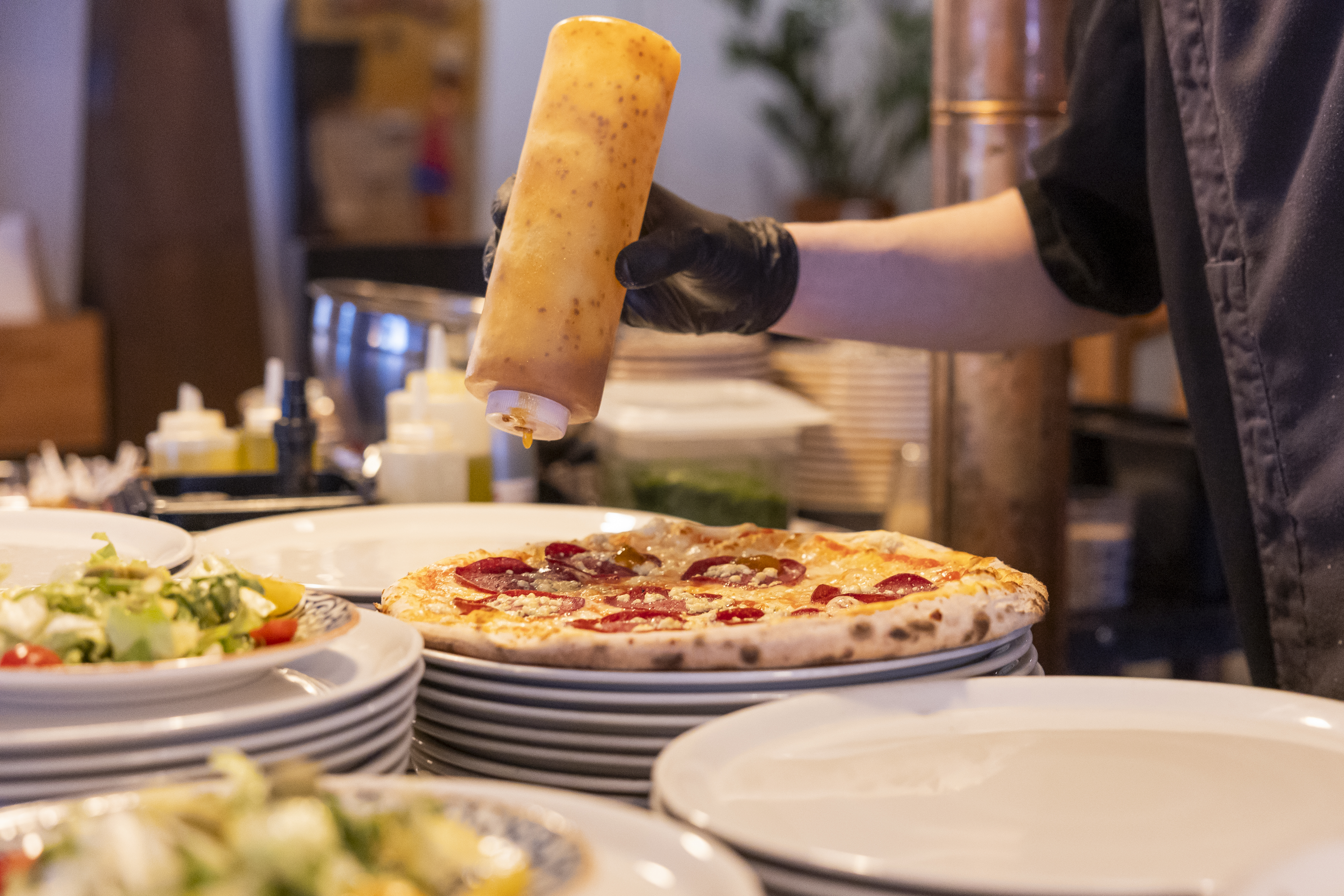 Paistamisen jälkeen pizzaan tulee myös lakkahilloa.