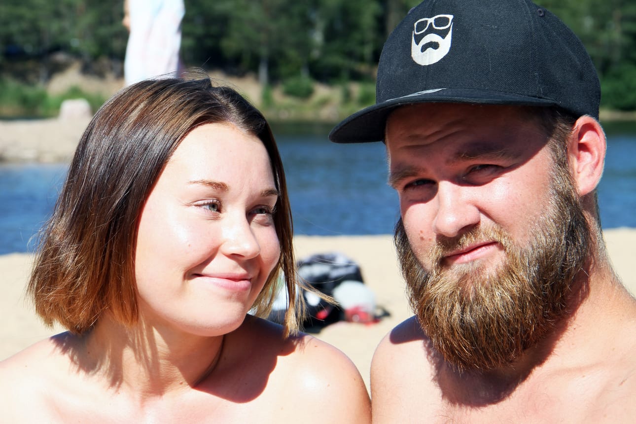 Riviera vai Rantakylä? Satu Rusanen ja Iiro Molander ajelivat Oulun Iinatista Rantakylän uimamontulle viettämään lomapäivää.