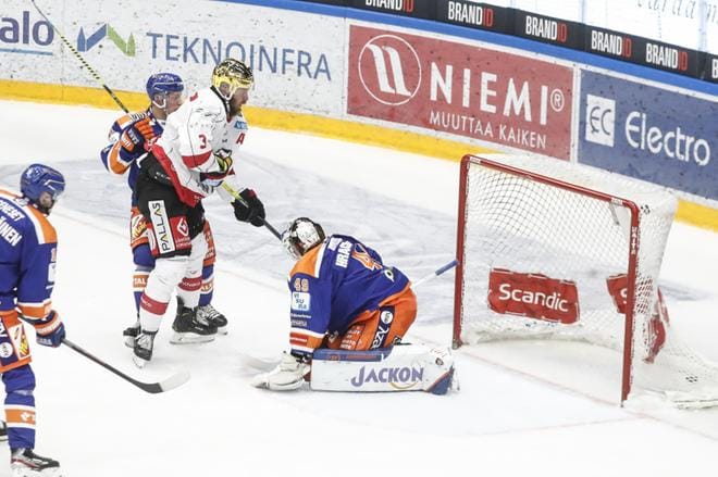 Reiteensä lihashaavan saanut Jonne Virtanen (kesk. kultakypärä päässä) on sivussa Sportin kokoonpanosta joitakin viikkoja. Kuva lokakuun Tappara-pelistä Tampereelta. Kuva: Mika Kanerva / Aamulehti