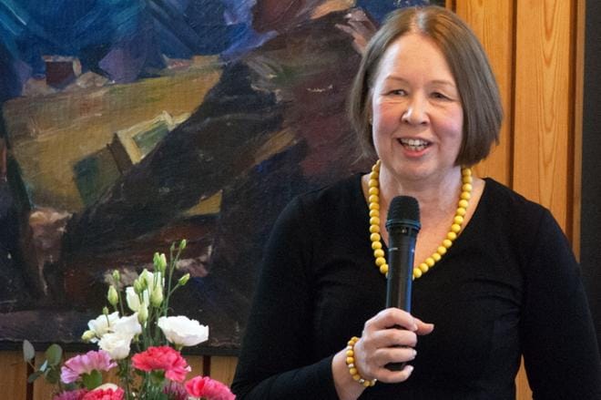 Valtioneuvoston kanslian projektipäällikkö Liisa Heinämäki muisteli juhlapuheessaan muun muassa entisiä työaikojaan Töysän kunnantalolla. KUVA: KAROLIINA SYRJÄ