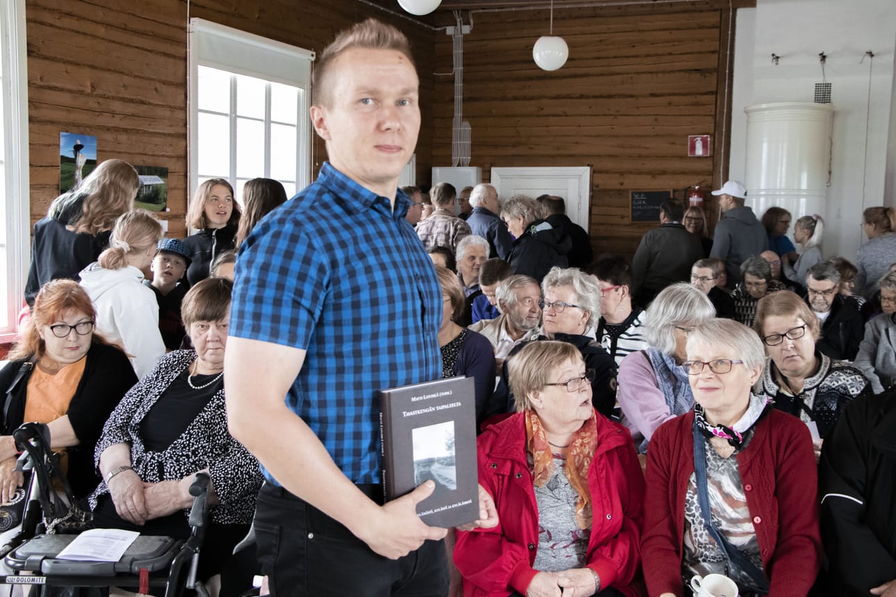 Tavastkengän kolmannen kyläkirjan julkaisu keräsi kylätalon täyteen yleisöä. Kirjatyöryhmää vetänyt Matti Leiviskä arvioi, että kirja ei jää Tavastkengän maa- ja kotitalousseuran viimeiseksi kirjaprojeksiksi.