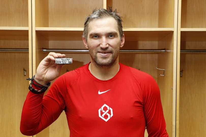Aleksandr Ovetshkin kerää juhlakiekkoja. Arkistokuvassa osuma oli 700:s. Lauantaita vasten yöllä syntyi uran 742. runkosarjamaali NHL:ssä.