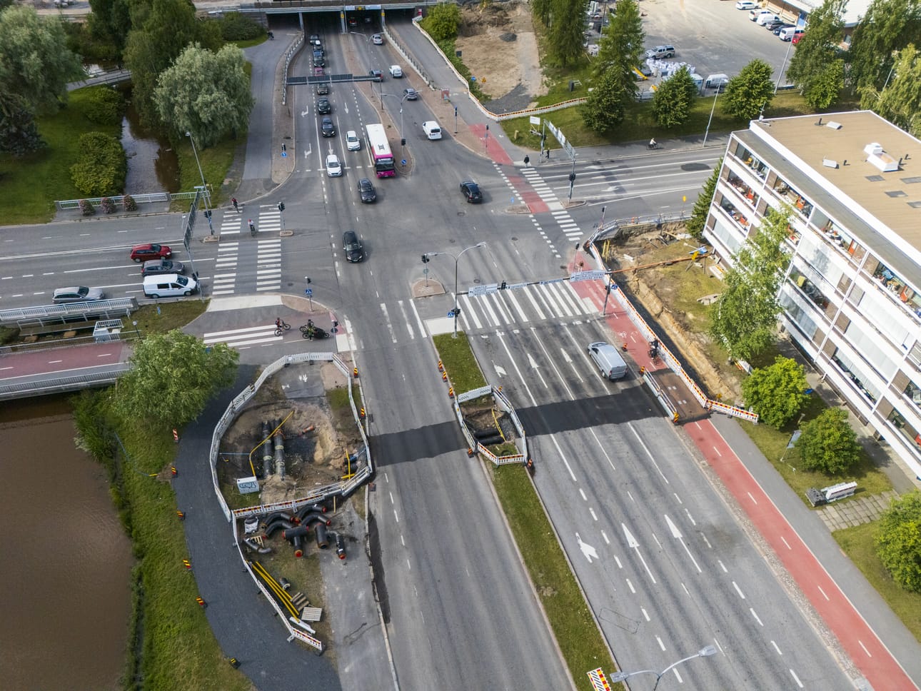 Kainuuntie saa uutta valaistusta Teuvo Pakkalan kadun ja eteläisen alikulun väliselle osuudelle. Arkistokuva elokuun alusta.