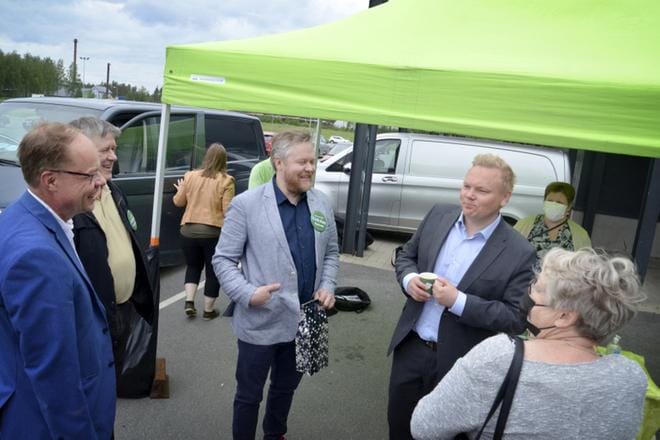 Tiede- ja kulttuuriministeri Antti Kurvinen oli nostattamassa vaalitunnelmaa Alajärvellä lauantaina. Kuulolla olivat keskustalaiset Antti Joensuu ja Esko Rintamäki. Terveisiä kaupungilta toi Vesa Koivunen. Kuva: Markku Turpela