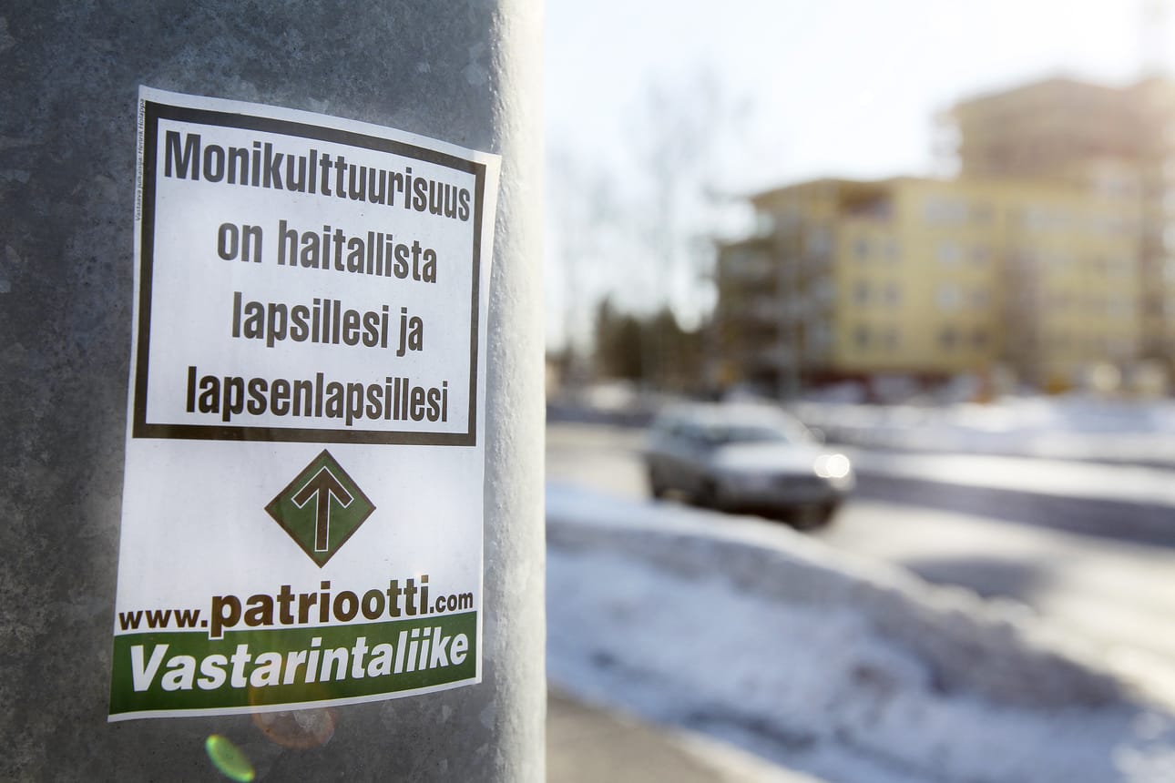 Suomen Vastarintaliike, tarra Oulun katukuvassa maaliskuussa 2011.