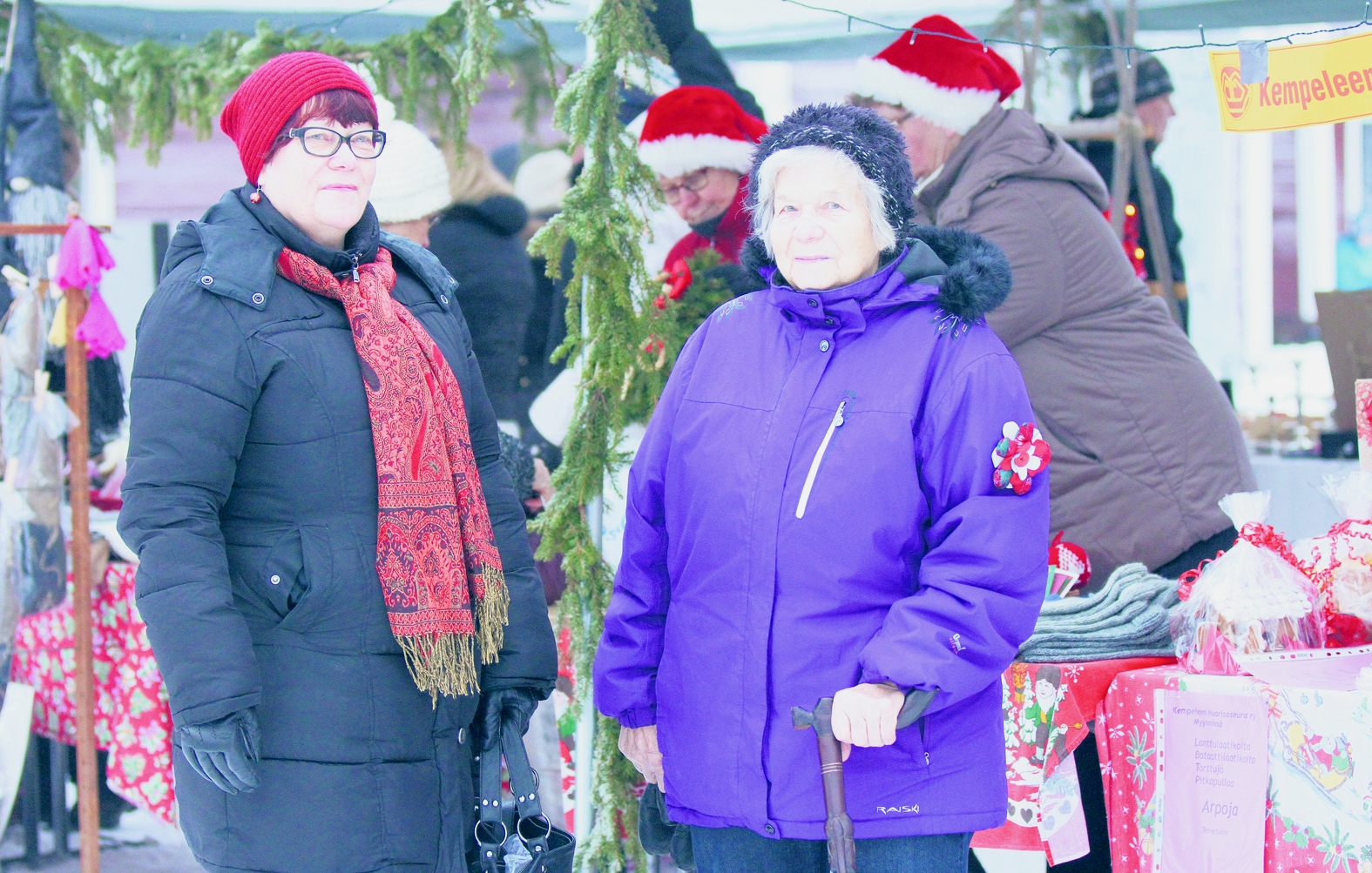Elmeri ja Ellen Auniola pääsivät kertomaan pukille viimehetken lahjatoiveet.