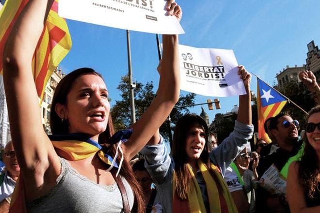 Espanjan viranomaisten päätös vangita itsenäisyysaktivisteja ajoi sadattuhannet katalonialaiset protestoimaan Barcelonan kaduille. Kuva: Yle Kuvapalvelu