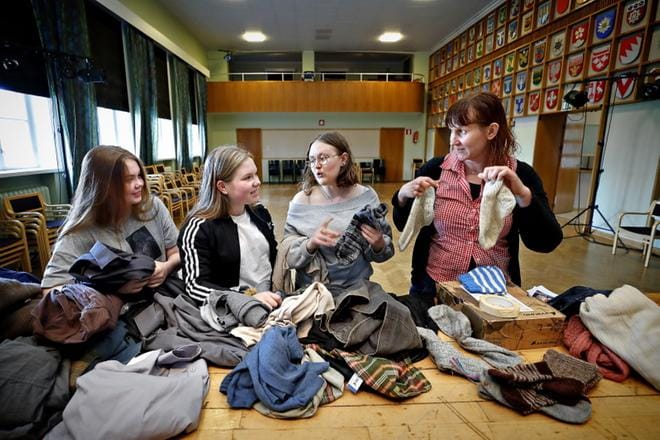 Sara Karjanlahti, Jemina Hautamäki ja Emma Myllymäki valitsevat roolivaatteitaan ohjaaja Laura Kivimäen kanssa Seinäjoen Seuralassa, jossa näytelmää esitetään perjantaina ja lauantaina. – Villasukilla on symbolinen rooli elokuvassa, Kivimäki paljastaa. KUVAT: TOMI KOSONEN