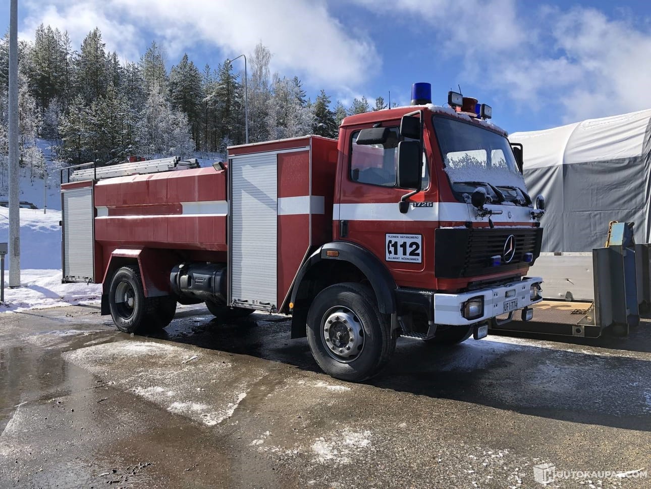 Muun muassa kuvan Mercedez-Benz -merkkinen paloauto on myynnissä Huutokaupat.com-sivustolla.