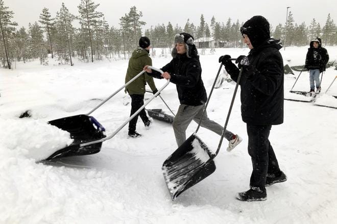 Elias Mäkynen ja Topias Lankio tekevät mieluummin lumitöitä kuin lähtevät hiihtoladulle. Kuvat Virpi Kupiainen-Ämmälä