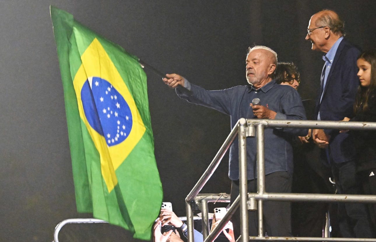 Virallisten tulosten mukaan Lula vei tiukan kisan 51,7 prosentilla äänistä.