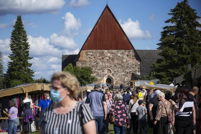 Isonkyrön 1700-luvun markkinat houkuttelivat avauspäivänä ihmisiä sankoin joukoin vanhan kirkon ja museon alueelle. Valtaosa turisteista sonnustautui kasvomaskiin. KUVAT: JARNO PELLINEN