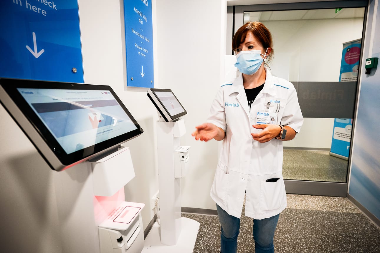 Daniela Utriainen-Agengo kertoo poliklinikkalaboratorion muuttavan jo toistamiseen uusiin evakkotiloihin. Syynä muuttoon on sisäilmaongelmat. Varsinaiset tilat B1-lohkossa ovat remontissa. Arkistokuva.