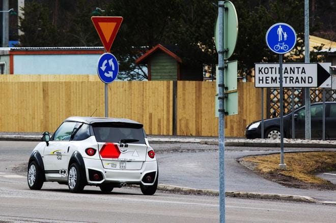 Kokoomusnuorten mukaan "kevytrakenteiset peltipurkit" eli mopoautot on aika siivota pois Suomen maanteiltä jatkuvien onnettomuuksien vuoksi. Kuva: Minna Hirvelä