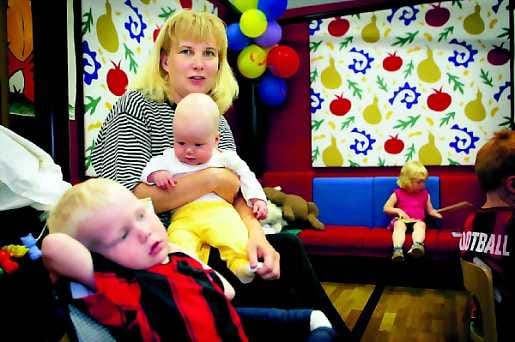 Hyvä kunta. Arja, Emmi ja Toni Kolehmainen olivat tulleet viettämään iltapäivää Muhoksen kirjastoon. Arja Kolehmaisen mielestä Muhos on mukava kunta, vaikkei lapsiperheille kuntalisää olekaan. Punaisella sohvalla istuu on 3-vuotias Mira Rasinkangas.