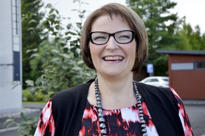 Muuttumisleikissä Rita Lyyluoma sai hiukset, jotka tuntuvat ja näyttävät paksummilta kuin ennen, raikkaan meikin ja vartaloa imartelevat vaatteet. KUVAT: HANNELE YLI-VIITALA