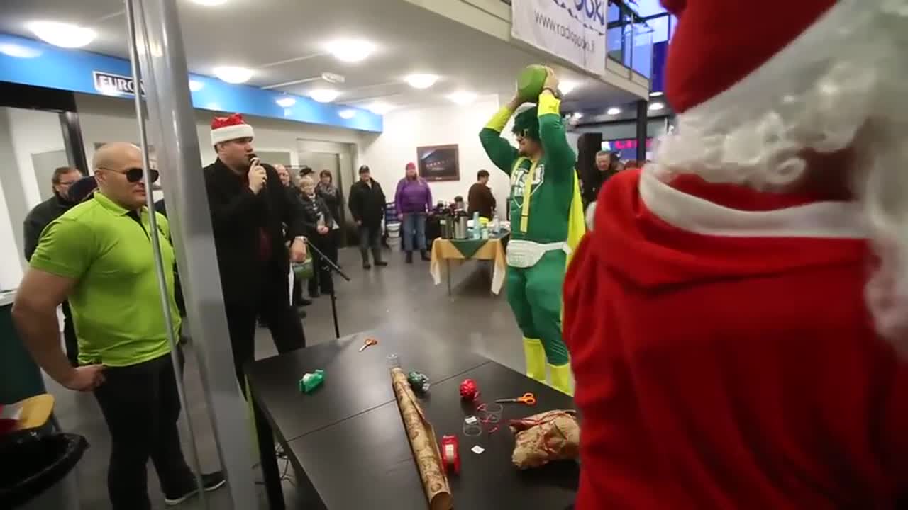 Joulupukki vastaan SisuMan