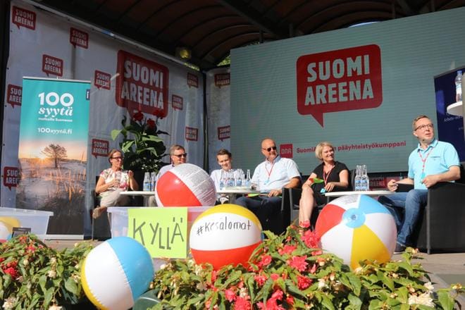 Elinkeinoministeri Mika Lintilän (oik.) vetämässä keskustelussa ei löydetty kesälomien siirtoa vastustavia ajatuksia, mutta tietoa vaikutuksesta koulujärjestelmään kaivataan lisää. Mukana keskustelemassa olivat Maria Suomivirta (vas.), Petri Kääriäinen, Alvar Euro, Miikka Seppälä ja Ulla Siimes.
