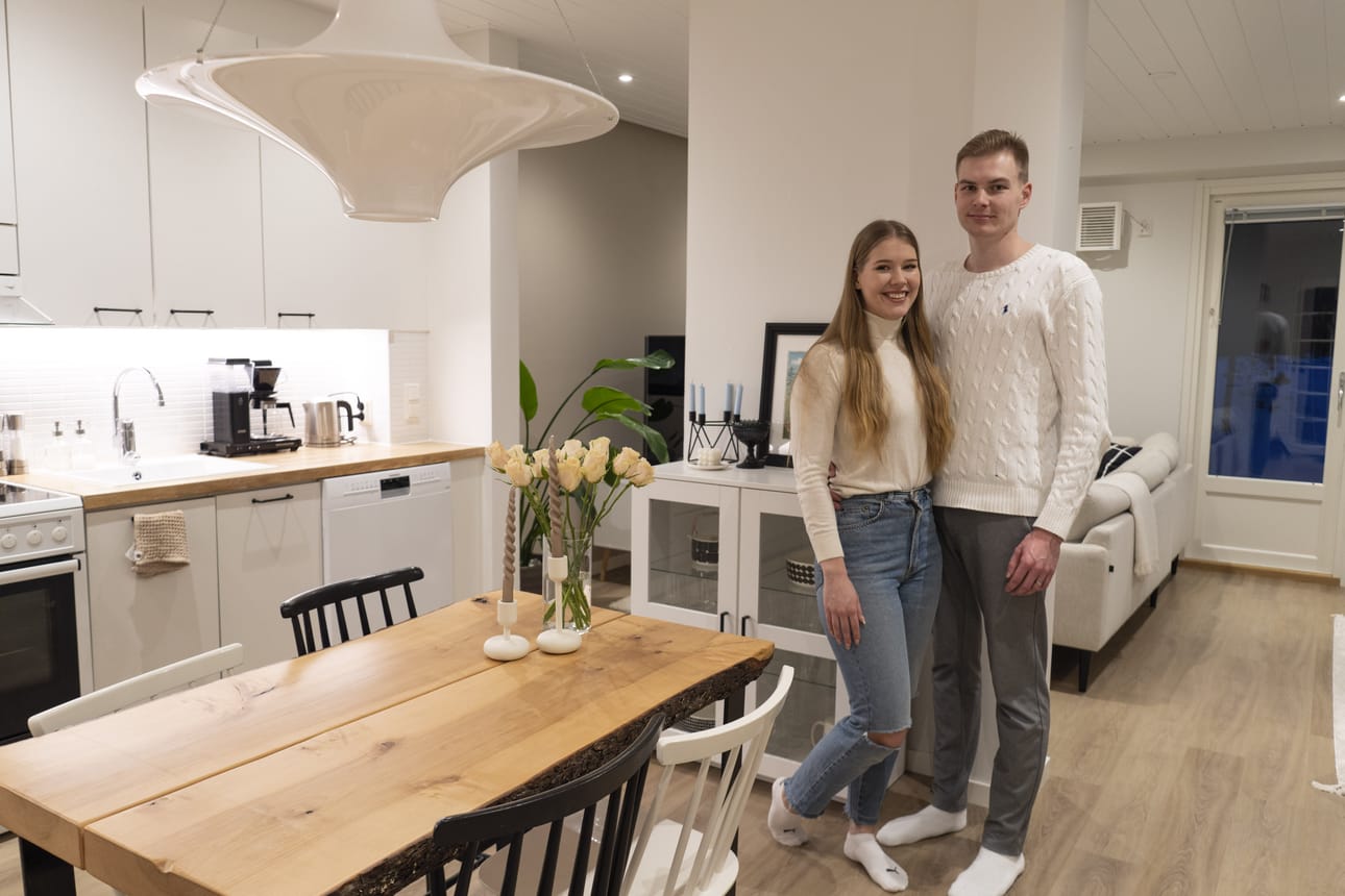 Petra Puputti ja Paavo Korhonen ovat hankkineet monia tavaroita kotiinsa kirpputorilta. Korhonen on tehnyt ruokapöydän isänsä kanssa vanhempien metsästä saadusta ylijäämäpuusta.