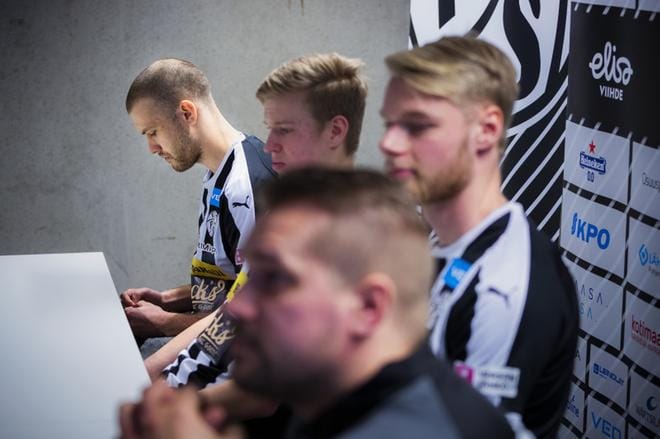 Joonas Vahtera (vas.), Antonio Almén ja Samuel Lindeman ovat VPS:n tuoreita sopimuspelaajia. Kuvassa etualalla päävalmentaja Jukka Karjalainen. Kuva: Jarno Pellinen
