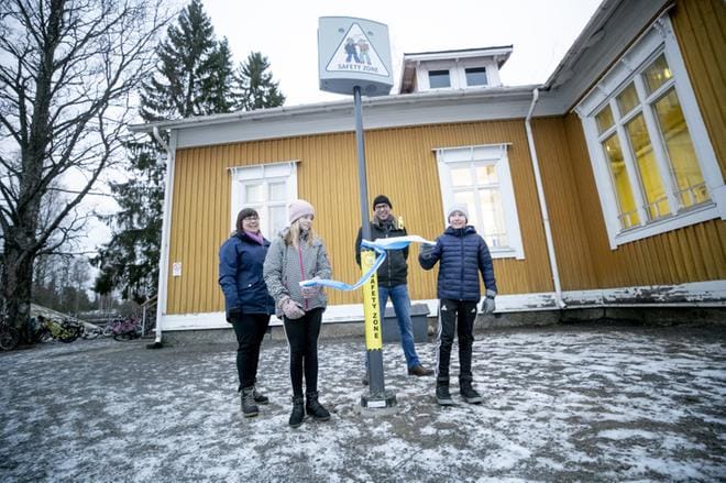 Törnävän koulussa otettiin käyttöön turvatolppa, josta toivotaan apua kiusaamiseen. Koulun vanhempainyhdistyksen varapuheenjohtaja Merja Kivimäki ja rehtori Kimmo Rantanen seuraavat, kun Vilma Haapala ja Lauri Salonen avaavat järjestelmän. KUVA: JAAKKO ELENIUS