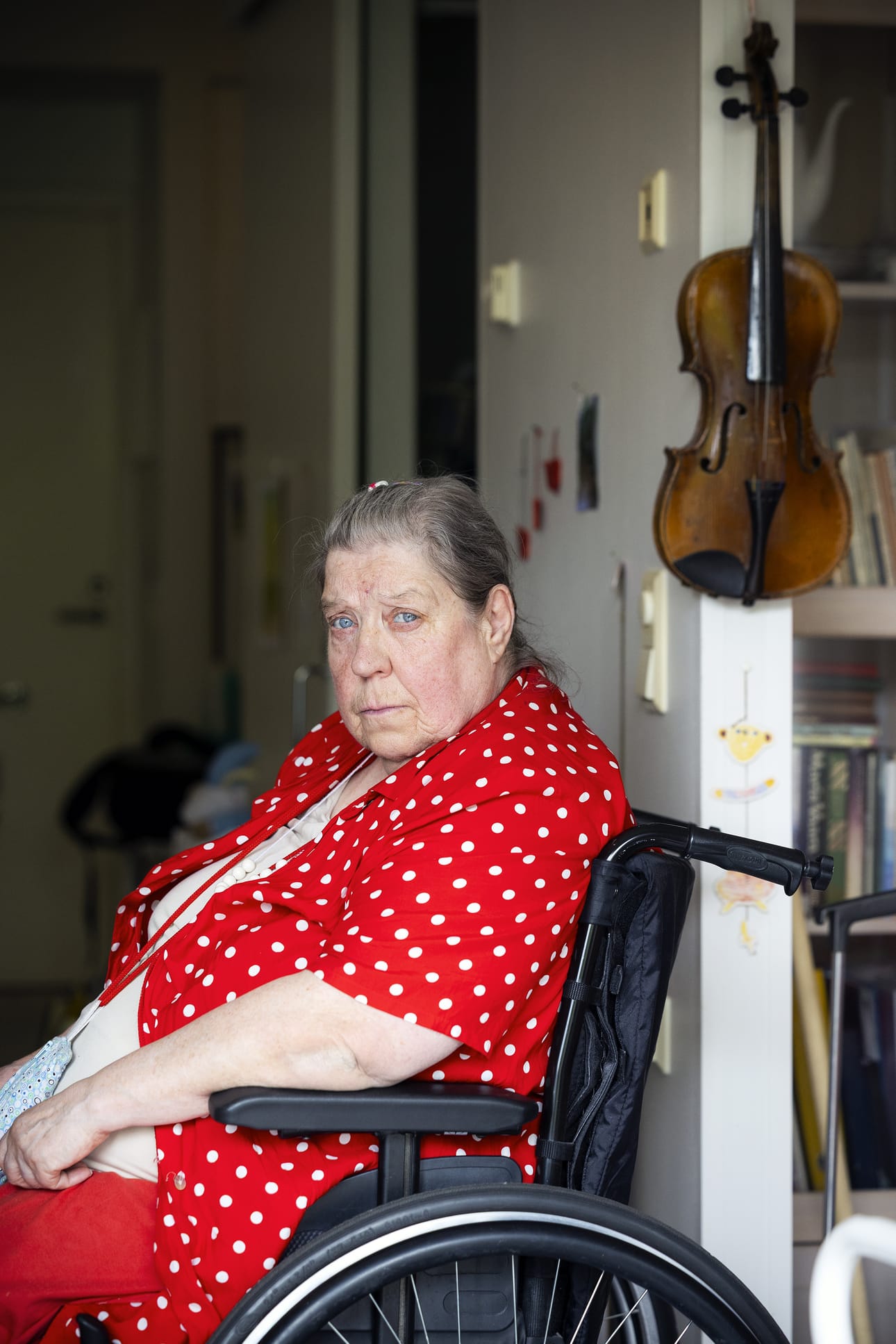 Hannele Hautamäki kaipaa edellisestä asunnostaan ainoastaan puutalon tunnelmaa. Senioritalossa hän pitää siitä, että tilat on tehty esteettömiksi. Kuva: Jarno Pellinen