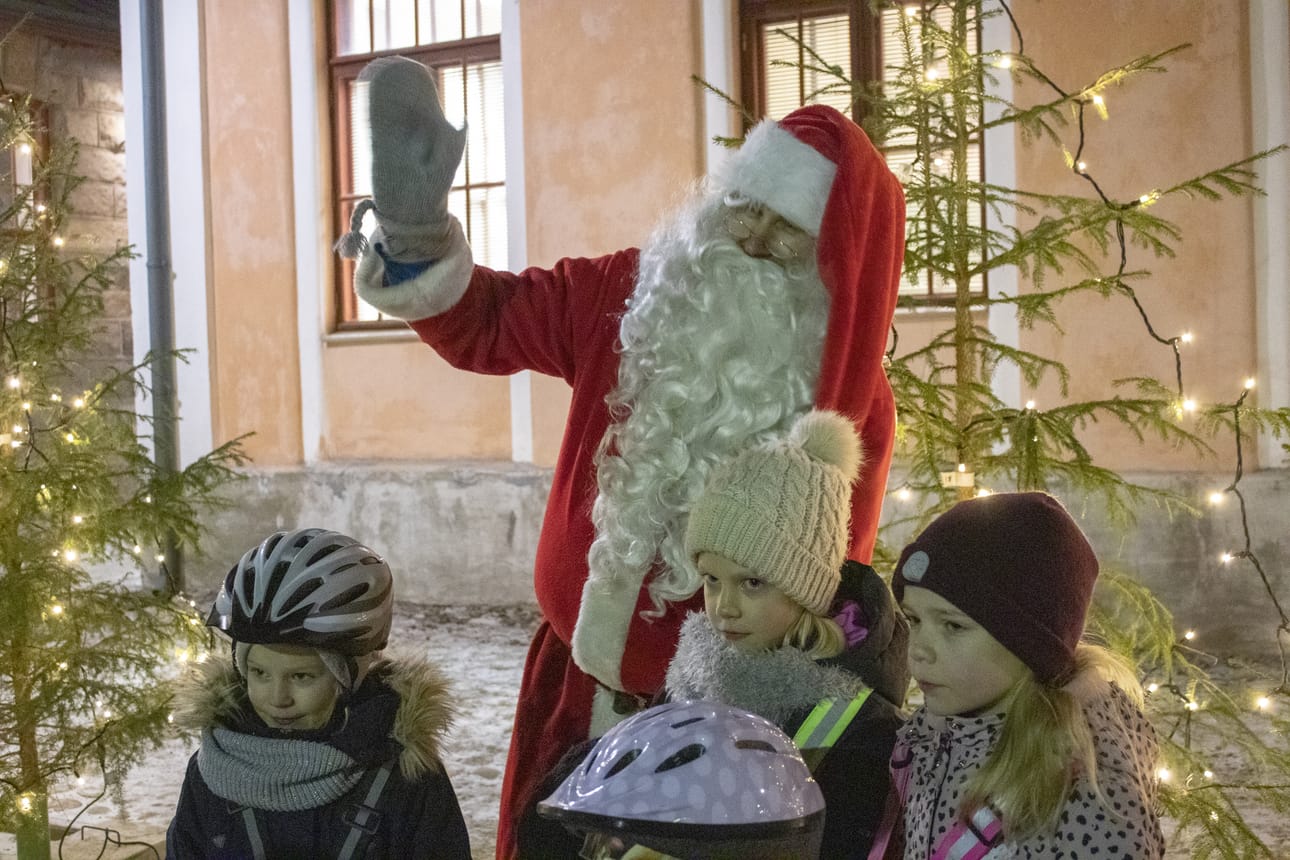Joulupukki kuuli illan aikana useita lasten toiveita. Iina, Ella ja Enni kertoivat myös oman toiveensa ja tytöistä otettiin kuva muistoksi.