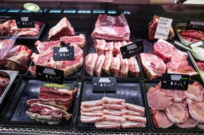 Suhtautuminen lihan syöntiin eroaa selvästi asuinpaikan, iän ja puoluekannan mukaan, selviää tuoreesta kyselystä. KUVA: Jukka Ritola / arkisto