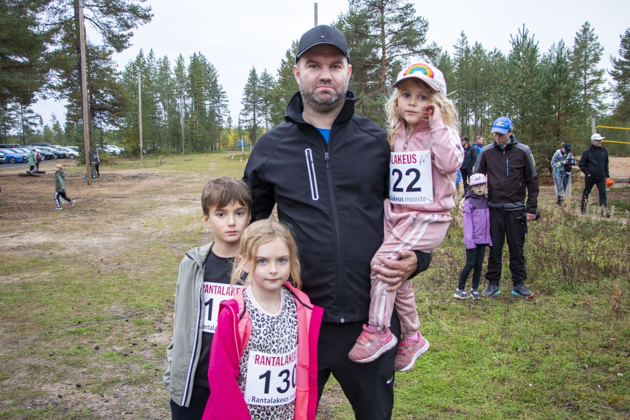 Juho Mattila osallistui juoksukisoihin lastensa Aaron, Helmin ja Vilman kanssa.