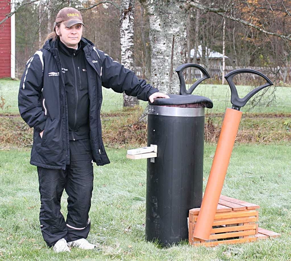 Seppo Kinnunen on rakentanut pieruputken, johon on kiinnitetty desibelimittari.