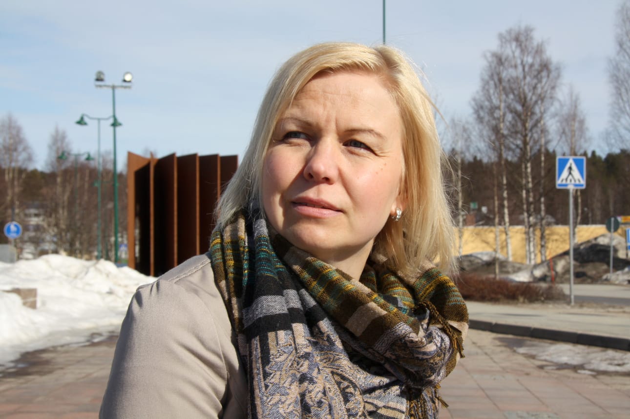 Eija Kurkinen-Kauppila opettaa muusta työyhteisöstä erillään.