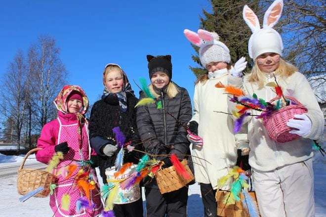 Henna Luoto (oikealla), Noora Juppo, Jenny Saari, Assi Lamminmäki ja Eimi Saari olivat käyneet jo ainakin puolessatoistakymmenessä kohteessa virpomassa, ja yhä matka jatkui. KUVAT: REIJO HEIKKILÄ