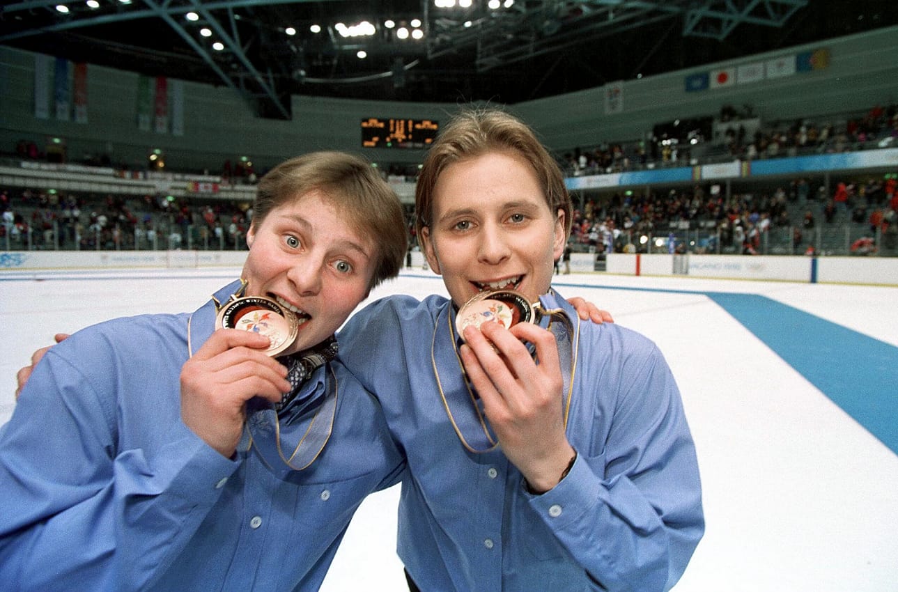 Sodankyläläinen Katja Riipi (vas.) ja kemiläinen Sanna Lankosaari makustelivat olympiapronssia Naganossa 28 vuotta sitten.