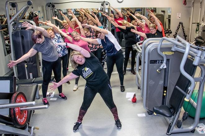 Teuvalla varttuneen väen kuntosaliharjoituksissa tiistaiaamupäivisin käy yli 30 iältään 60–80 -vuotiasta naista, mutta ei yhtäkään miestä. Harjoituksia vetää Päivi Siljamäki (edessä). KUVAT: JORMA HAVULA