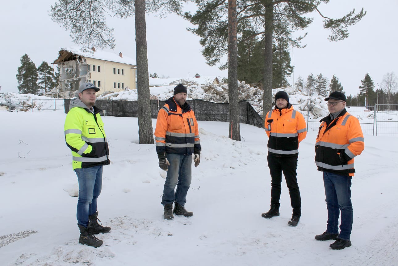 Kurenalan koulun mahdolliset purkutyön jatkajat kävivät tutustumassa tulevaan työmaahansa torstaina. Vasemmalta Ville Takalo, Veljekset Paupek Oy; Olli-Pekka Keränen, Purkupiha Oy sekä Arto ja Kari Kivimäki, Suomen Tehopurku Oy.