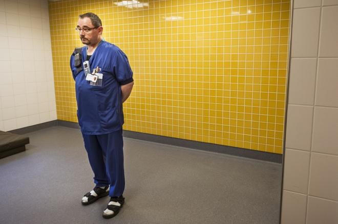 Vaikka potilaan vaiva ei vaatisi välitöntä hoitoa, sitä Petri Varvaksen mukaan vaaditaan usein silti. Prioriteettien mukaan ensin hoidetaan ne, jotka ovat huonossa kunnossa ja sitten potilaat, jotka ovat paremmassa kunnossa. KUVA: SELMA PAAVOLA
