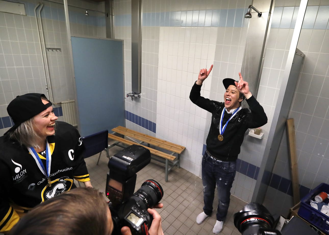 Kärppien päävalmentaja Mira Kuisma pääsi 8. huhtikuuta 2018 mestaruussuihkuun Raksilan hallin uumenissa. Nyt Kuisma palaa tuttuun seuraan yksivuotisella sopimuksella.