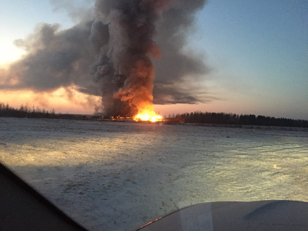 Lukijan lähettämässä kuvassa navetta on ilmiliekeissä.