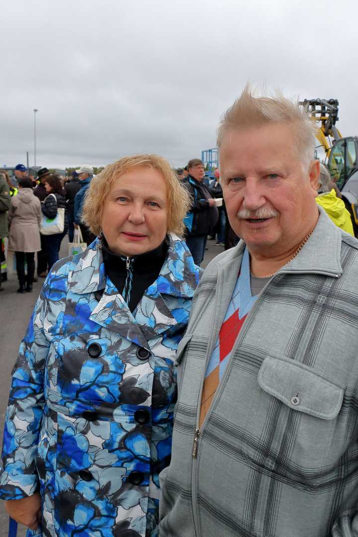Raahelaistuneet pyhäjokiset Sirje ja Veikko Sorjonen pitivät Hankivi-yleisöpäivää myös sosiaalisena tapahtumana.